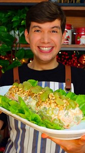 Salada de alho-poró!😱 . Ingredientes: 2 talos de alho-poró grandes cortados em rodelas (aqui o alho-poró é cru mesmo!) 1/2 cenoura ralada 1 maçãs Gala sem casca cortadas em cubos 1/2 xic de uva-passas brancas 2 colheres de sopa de creme de leite 1 xic e 1/2 de uvas verdes sem caroço 2/3 xic de maionese Caldo de 1/2 limão siciliano 3/4 xic de nozes quebradas Sal a gosto #alhoporó #saladas #receitasdenatal #receitadenatal #receitaspráticas #receitassimples #alhoporo #receitassimples #ceiadenatal 