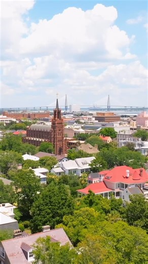 Winter, spring, summer, fall… Charleston’s always worth the walk❤️ See it all up close on a walking tour… there’s no better way to experience the city’s charm!! #charleston #charlestonsc #charlestonsouthcarolina #ExploreCharleston #chs #walkingtour | Walks of Charleston