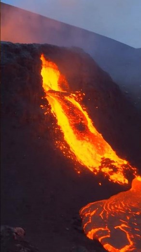 Crater Volcanico en Erupción