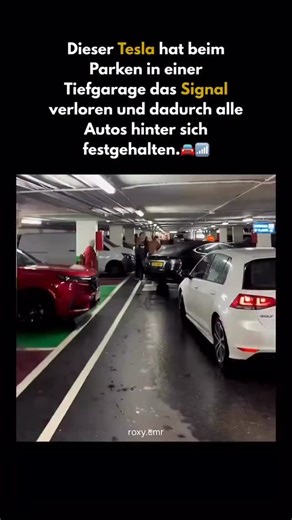 ROXANNE CRAMER | ROXY on Instagram: "Ein Software-Freeze hat aus einem ganz normalen Parkversuch einen 40-minütigen Stillstand gemacht. In einer Tiefgarage blieb ein Tesla mitten beim Einparken einfach stehen. Unter der Erde gab es kein mobiles Netz, also konnte das Auto sein System nicht neu starten. Ergebnis: Es ging nichts mehr. Der Tesla blockierte alle Fahrzeuge hinter sich. Dutzende Autofahrer mussten warten, während sich der Verkehr oben auf der Straße immer weiter staute und sogar in die