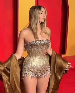 617K views · 10K reactions | Margot Robbie stole the post-Oscars party, dazzling uniquely with a dress that received applause worldwide. | Rosa + | Facebook