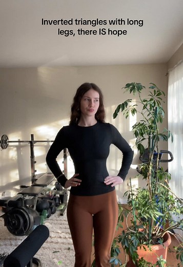 As a tall inverted triangle, with legs that lean longer, it is THAT much harder to get a more proportionate body and get closer to that hourglass, but it is NOT impossible to do so, you just have to be patient and every day you’ll get closer!! #athomeworkout #dreambody #tallgirl #invertedtriangle #hourglass