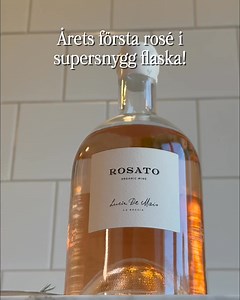 Nytt tillskott i Lucia De Maio-serien — Lucia De Maio Rosato. En pigg, vårfrisk rosé från Venetien med toner av frysta smultron, citrus och en lätt mineralisk ryggrad. Elegant och lätt att ta fram till pasta med lax, skaldjur eller till en fräsch sallad. Ett ekologiskt fynd i snygg förpackning! Finns nu att beställa! ”Underbar karaktär av frysta smultron.” — Johan Franco Cereceda, Vinliv 2026. "Pigg rosé i stilren flaska!" — Ragnar Falk, Vinexperterna 2026. Lucia De Maio Rosato 2025 | Italien (V