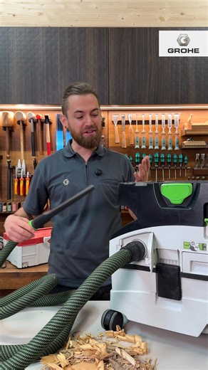 „Druckluft mit dem Festool CTL MIDI.“ Es ist kein Problem, wenn auf der Baustelle gerade kein Kompressor zur Verfügung steht. Denn mit der integrierten Druckluftfunktion können wir den Sauger mit wenigen Handgriffen umfunktionieren. Und schon sind wir in der Lage, unsere Werkzeuge, Maschinen und Arbeitsbereiche schnell und zuverlässig zu reinigen. Eine einfache Lösung – direkt aus dem System heraus. #festool #festoolctlmidi #festooltools #festoolfans #festooladdict #festoolsystem #absaugung #dru