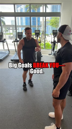 Kelly Siegel on Instagram: "The power of big goals isn’t in perfection. It’s in what they pull out of you. 🚀 When you aim for something that feels almost impossible, even falling short puts you far ahead of where you would’ve landed playing it safe. The effort compounds. The discipline sticks. That’s why I don’t shy away from aggressive targets. I’d rather chase something bold and come close than set something comfortable and cruise. And when you get close? You raise the bar. Growth doesn’t sto