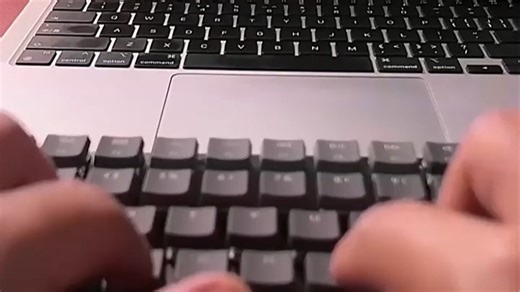 Keychron K3机械键盘，三模连接告别线缆束缚，办公游戏自由切换，低延迟稳定连接，多设备一键切换，高效创作轻松应对多任务场景。