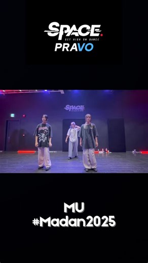 大專生專屬優惠平台｜訂製企業專屬營銷計劃｜音樂活動 on Instagram: "各位熱愛跳舞嘅朋友🙌唔知你會唔會幻想過🤔有一個地方可以將你對舞蹈嘅熱情🔥同專業嘅舞台體驗😮結合埋一齊？今次我哋好榮幸有位於銅鑼灣甲級商廈嘅 Space Dance Studio🖤❤️成為我哋Joint-U Mass Dance 2025嘅Sponsorship Partner✨ 呢個絕對係一個為Dancer而設嘅夢想空間——超過7,000 呎😆裡面唔係普通嘅房間而係四間各有特色專業級嘅舞台燈光🪩同聲效系統主題舞室🤩無論你專攻嘅係需要專業芭蕾地板嘅古典舞🩰充滿情感流動嘅 Contemporary🤯型格十足嘅 Jazz Funk同 Hip-Hop😎定係想透過 Dance Physical Training 提升體能💪Space 都為你準備好最適合嘅地方🫶 而 Space 深信一個頂尖嘅舞室🕺💃除咗硬件更重要嘅係「人」 👥 佢哋匯聚咗擁有豐富國際表演經驗嘅導師團隊🏆更會不定期邀請世界級嘅舞者同編舞師親臨香港舉辦大師班🔥 我哋Dansoc嘅Dancer都親身上去 Space 體