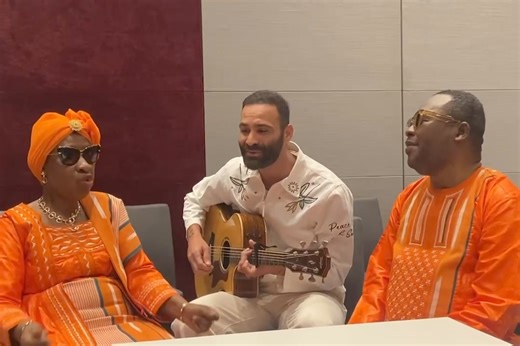 Mariam, Amadou, je vous ai murmuré pourquoi cette chanson comptait tant pour moi (Christophe, toi tu sais déjà). On a cueilli ces délicieux instants dans les loges d’une émission à Tanger. J’espère partager d’autres moments comme celui ci avec vous, bientôt sur scène ! L’amour L’amour L’amour! 🌍 | Ycare