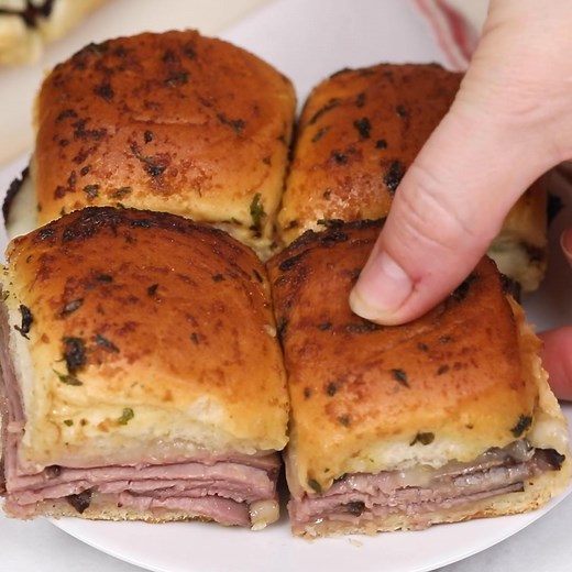 Roast Beef Sliders are dinner rolls stuffed with meat and cheese and brushed with a savory garlic butter sauce. They are perfect for parties, game night, or just an easy dinner! RECIPE: https://www.yellowblissroad.com/roast-beef-sliders/ | Yellow Bliss Road