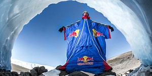 Rozov gelingt der erste BASE Jump vom Kilimanjaro