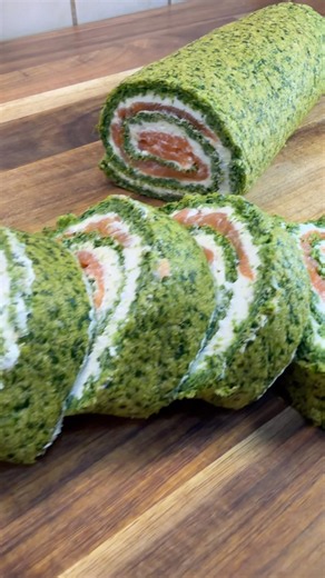 Spinat-Lachs-Rolle 🌿🐟​Eine farbenfrohe und leckere Vorspeise, die perfekt für jeden Festtagstisch