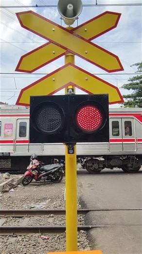 MINIMALIST RAILWAY CROSSING GATE / PERLINTASAN UNIK MINIMALIS MODEL