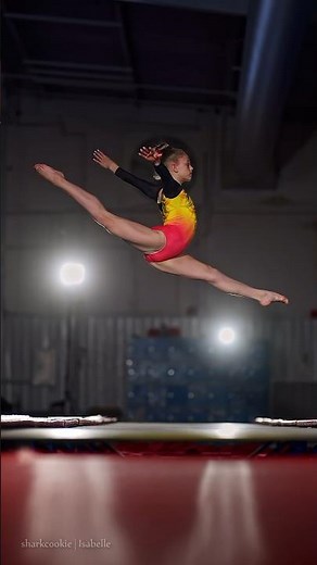 Gymnast Isabelle full 180 split leap 💪🏼 ‪@cardano-z8k‬ #slowmotion #acrobatics