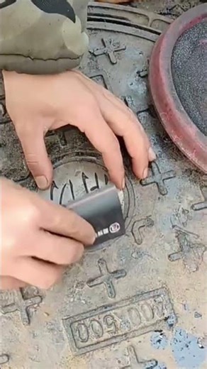 the leveling stage of applying cement powder to the carved motif#youtubeshorts