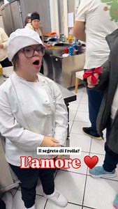Sai qual è il segreto di Frolla? Non è solo nella ricetta dei nostri biscotti, ma nelle mani che li creano ogni giorno. Mani che impastano con cura, che sorridono, che imparano e insegnano insieme. Ogni biscotto racconta un pezzetto della nostra storia, fatta di inclusione, sogni e tanta dolcezza. Perché quando metti amore in ciò che fai, il risultato si sente. E si assapora. 💛🍪 #frollamicrobiscottificio #InclusioneConGusto #frollafamily | FROLLA