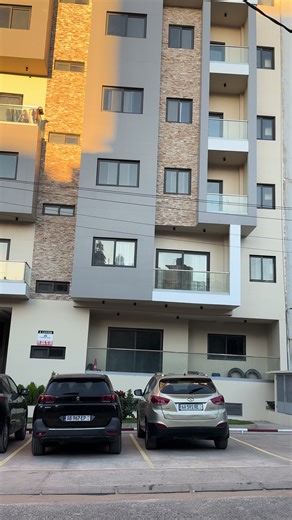 À LOUER - Superbe Appartement haut standing de type F4 📍MAMELLES Très accessible Offrez-vous le confort d'un cadre haut standing, situé dans une cité calme, sécurisée Caractéristiques : 🛏️ 3 chambres spacieuses,dont 2 salles de bain Grand salon lumineux avec balcon Cuisine américaine moderne et équipée Toilette visiteurs Résidence sécurisée 24h/24 Ascenseur Espacé d’accueil et conciergerie Environnement paisible Parfait pour une vie confortable en famille