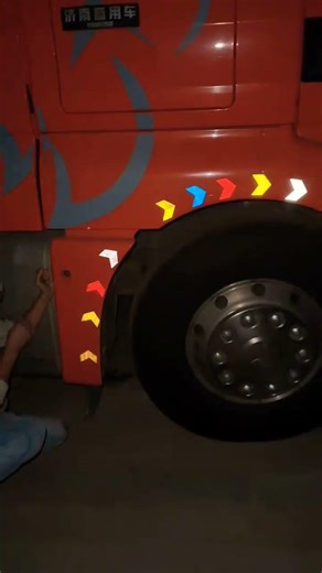 Universal reflective arrow stickers for trucks, suitable for all vehicle types.