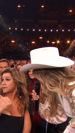 Lainey Wilson brings the heat at CMA 2025 with a bold, crowd-shaking performance of Redneck Woman. #CMAawards #CMA2025 | Country Music Bulletin