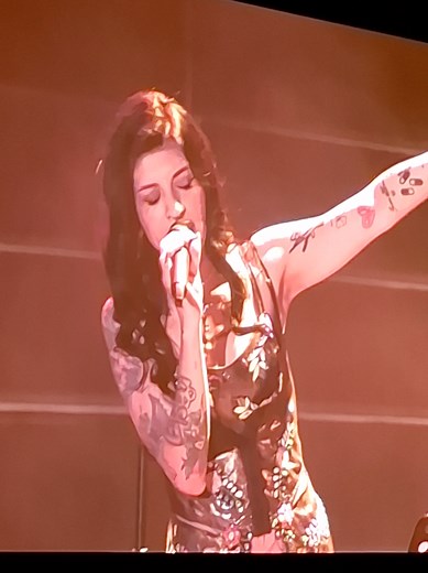 Cazzu canta 'No me enseñaste' de Thalía en CDMX