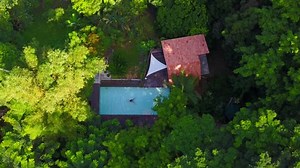 Epic Drone Shot Young Woman Swimming 库存影片视频（100% 免版税）28859410 | Shutterstock