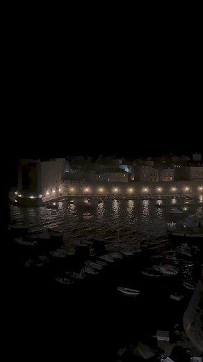 Dubrovnik . 📽 Vesna Jurković @vallery_photography . . . #dubrovnik #evening #town #city #nightlife #vecer #restaurant #lights #history #svetla #historia #mury #cesta #chorvatsko | Chorvátsko s deťmi