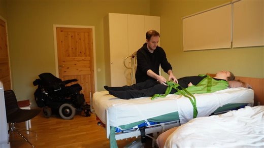 四肢瘫女性晨间转移