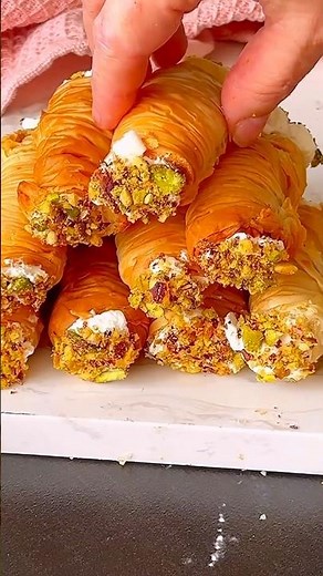 Vanilla Cream Phyllo Rolls (Cannoli style)