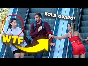 😳BROMAS en las ESCALERAS MECANICAS🤣 (Broma con cámara oculta)🤣 hand touching on escalator prank #1