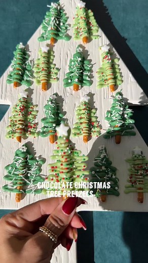 HOW TO MAKE CHRISTMAS TREE PRETZELS🎄 Today it’s how to make Christmas tree pretzels. They are such a fun and easy treat for the holiday season. Perfect for gifting, using as a cake or cupcake topper, or a sweet salty treat for your holiday entertaining. Make sure to save this one for later and follow along for many more holiday festive eats! What you’ll need: Pretzel sticks of choice, I used gluten free ones White chocolate chips 1 tsp refined coconut oil Natural dye free green food coloring Sp