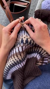 Fra en fin sensommerdag, hvor jeg strikkede bærestykket på min Celeste Sweater 🌻 Opskriften er i teststrik nu, og det er helt fantastisk for mig at følge med i - for farvekombinationerne er så forskellige og så inspirerende! 🎨 Og hvis du tænker, om strik i flere farver er kompliceret, så frygt ej. Jeg har lavet et mønster, der er enkelt, og hvor man kun strikker med to farver ad gangen - et godt begynderprojekt inden for jacquardstrik 🤎 Opskriften på Celeste Sweater kommer snart på www.petite