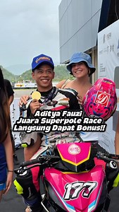 Moment saat @adytyafauzi dari @jpnwracingteam_official yang geber Honda Supra GTR berhasil memenangkan Superpole Race kategori Underbone 150cc U25 final @mandalikaracingseries 2025 kemarin! Adit langsung diberikan bonus tambahan hadiah dari @pikoliracing yang diberikan langsung oleh Haji Supriyono selaku MEO dari PT Abadi Kokoh Insani yang selalu support dunia balap nasional! Menariknya, Adit juga dapat bonus lagi dari mba bule…. #BalapMotor #MandalikaRacingSeries #Race #Underbone150 #Mandalika 