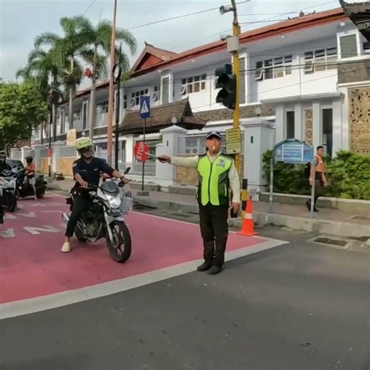 Stop.!! Paling ga' kurangi kecepatan di zebra cross area zona sekolah. Ada anak nyebrang jalan