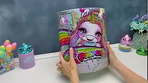 Poopsie Slime Surprise! Membuka Kemasan Glitter Unicorn Hai, teman-teman! Sammy punya kejutan buat Sue, yang telah lama diinginkannya. Unicorn Gliter Poopsie! Kita akan menyuapi unicorn itu, lalu dapatkan slime dengan cara ajaib dan tambahkan gliter! Kita bisa mendapatkan boneka Stardust Sparkle atau Blingy Beauty. Ayo kita mulai membuka kemasan keren kita! Boneka kita tersembunyi di dalam paket yang indah. Ini boneka Blingy Beauty! Wajahnya imut, matanya indah, perutnya lucu dan ada bintang-bin