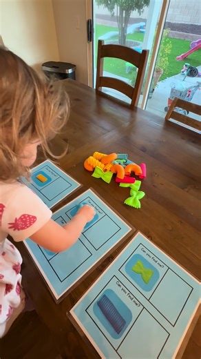 Need 5 quiet minutes to make dinner? 🍝✨ Try this pasta shape match sensory activity! This simple setup supports: • Fine motor strength • Visual discrimination • Early problem-solving • Focus and independence Little hands are working hard while big brains are growing 🧠🤍 No prep. No mess. Just meaningful learning through play. 💾 Save this for your next busy evening 🤍 Tag a mama who needs an easy win today Because sensory play doesn’t have to be complicated — it just has to be intentional. #se