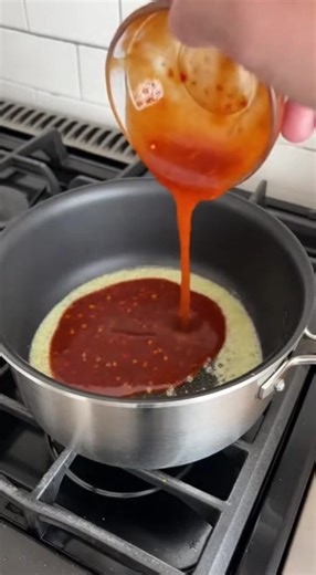 Unlock the ultimate instant ramen upgrade with this easy Butter Garlic Sweet Chili Noodles recipe topped with a perfectly cooked egg! Whether you’re a busy student, a late-night snacker, or just craving a flavor-packed bowl, this ramen hack is your secret weapon for transforming basic instant noodles into a restaurant-style meal in under 10 minutes. In this video, you’ll discover: • A simple ingredient list you probably already have: instant ramen, butter, garlic, sweet chili sauce, and an egg •