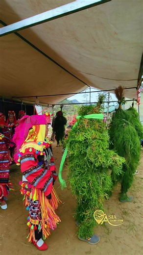 Un rituel funéraire rare des Lolos Fleuris (Lô Lô Hoa), dans les montagnes du Nord du Vietnam. Une tradition ancestrale, discrète, peu connue et rarement documentée. Un témoignage précieux d’une culture vivante, transmise avec respect de génération en génération. #AsiaLuckyTour #LoloFleuri #LoLoHoa #CultureVietnamienne #RituelsAncestraux