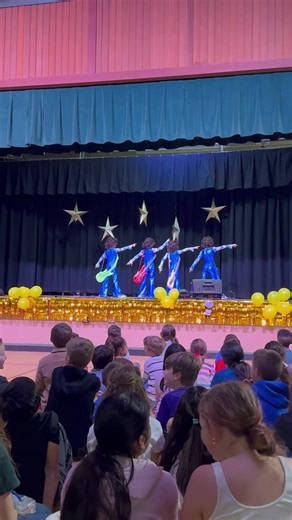 Facts: 1. These 2nd grade boys are obsessed with Benson Boone and more specifically his abs. 2. They picked out their outfits 3. They told me the very specific songs that needs to be in the mashup. I am merely their assistant 💁🏼‍♀️ @Benson Ever wanted to visit Southern Oregon? Here’s 4 reasons👯‍♂️👯‍♂️ #talentshow #bensonboone