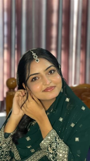 @kalon_makeover on Instagram: "Makeover by shana🌷🤍 Model : @liya____na__ [skin finish makeup,warm eye makeup,glowing finish,glossy lips,soft glam,traditional outfit] #makeup #engagementlook #makeover"