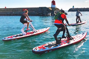 Redshark bikes : il invente une planche innovante qui combine vélo électrique, paddle et kayak