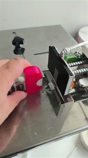 Small sticker labeling on yuezhou flat vertical surface labeling machine light push labeling finish