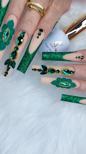 Ideas for Green Nail Designs💋 Have A Nice Weekend Everyone 💚 #cllamsupply #nailsupply #nailart #beautifulnail #acrylicnails | Christine Lam