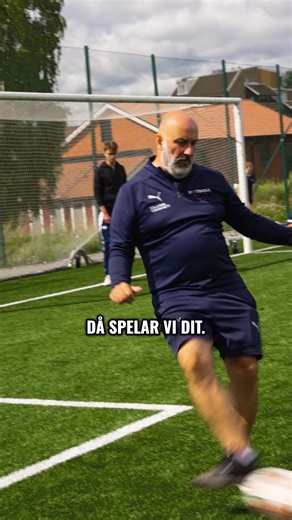 Ibland gör spelare och ledare misstaget att komplicera fotbollen mer än nödvändigt. Det finns en anledning till att fotbollslegenden Johan Cruyff sa: “Playing football is very simple, but playing simple football is the hardest thing there is.” Att spela enkelt kan upplevas som “tråkigt” eller för lätt – men det är just där många misslyckas. För ibland är fotboll faktiskt så enkelt som att hitta tomma ytor ⚽️ #fotbollplus #fyp #fotboll #örebro #träningsläger #camps #extraträning #övning