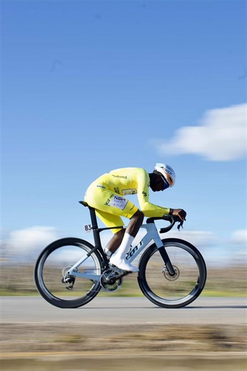 Bini Shines in Yellow at Volta Comunitat Valenciana