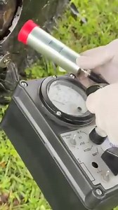 🚨🪩Retiran objeto cilindrico hallado en campo Rossi En cumplimiento de lo dispuesto por la Superioridad, del hecho que tuviera lugar en fecha 25/09/25, el suscripto junto con personal a cargo se constituyó en el lugar previamente indicado, propiedad del ciudadano JORGE GERALDI, sita en Acceso Puerto Tirol, a unos cien metros campo adentro, lugar donde se constató la presencia de un objeto de forma cilíndrica, de aproximadamente 1,70 m de longitud y 1,20 m de diámetro, confeccionado aparentement