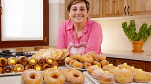 5 DOLCI di CARNEVALE con SOLO UN IMPASTO Ricetta di Fatto in casa da Benedetta Bomboloni, Ciambelle, Treccine, Cannoli e Frittelle 👍 | Fatto in Casa per Voi