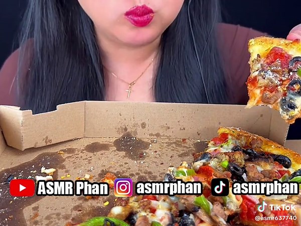 ASMR Parmesan Stuffed Crust Pizza Delight
