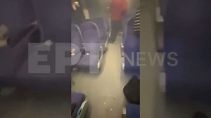 Σύγκρουση τρένων στα Τέμπη: Ανατριχιαστικές εικόνες! Στο εσωτερικό των βαγονιών λίγο μετά από το σιδηροδρομικό δυστύχημα (Video) | Athens Magazine