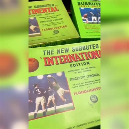 Oggi parliamo di un vero pezzo di storia del Subbuteo: il Set Box International Edition! Un set leggendario che ha segnato generazioni di appassionati, con più accessori, più funzionalità e un impatto visivo senza paragoni. Apriamo insieme questa iconica edizione scoprendone storia e curiosità. Vi aspettiamo tutti i lunedì con i nostri tutorial sul calcio in miniatura! . . #subbuteolabitalia #Subbuteo #international #setbox #tutorial #TableSoccer #subbuteolabroma #subbuteolabfirenze #subbuteolab