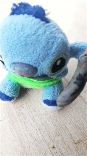 Stitch un tipo raro en la casa mascara