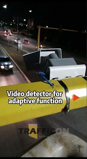 Traffic light system with self-adaptive traffic controllers and traffic detection camera#smartcities